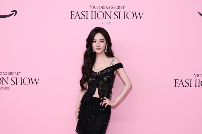 1761100301842797.jpg 维多利亚的秘密2025时装秀活动图_维密亚洲区品牌代言人杨幂.jpg